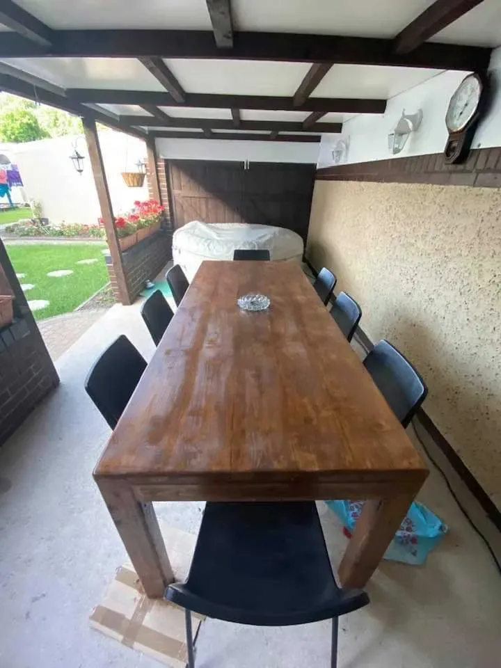 Covered outdoor dining area and patio in Berkhamsted